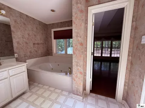 Bath - 2717 Post Oak Dr, Ruston, LA 71270 photo 3 of 3