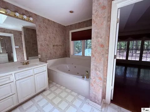 Bath - 2717 Post Oak Dr, Ruston, LA 71270 photo 1 of 3