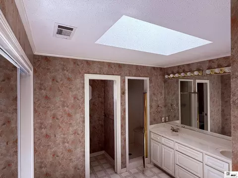 Bath - 2717 Post Oak Dr, Ruston, LA 71270 photo 2 of 3