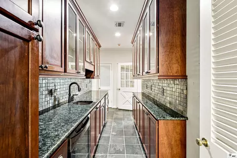 Kitchen - 2203 Pargoud Blvd, Monroe, LA 71201 photo 6 of 9