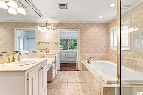 Bath - 2203 Pargoud Blvd, Monroe, LA 71201 photo 2 of 6