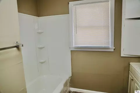 Bath - 1102 Eastland Ave, Ruston, LA 71270 photo 2 of 2