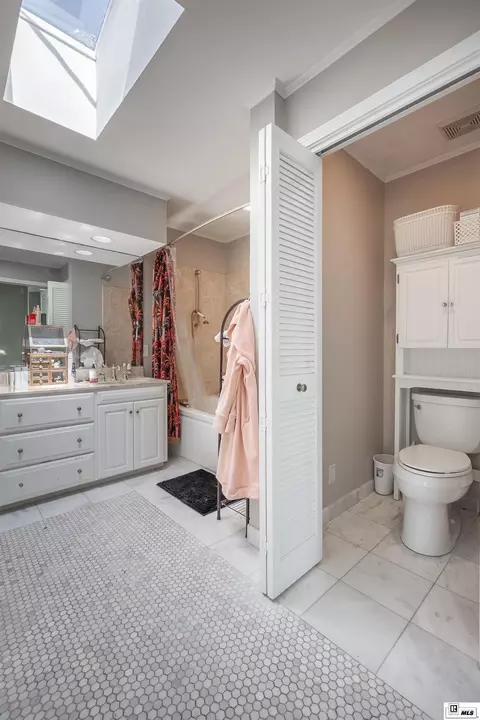 Bath - 2202 Jasmine St, Monroe, LA 71201 photo 2 of 5