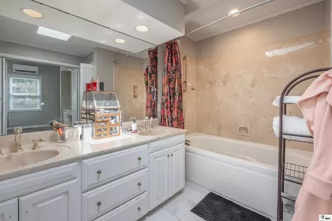 Bath - 2202 Jasmine St, Monroe, LA 71201 photo 3 of 5