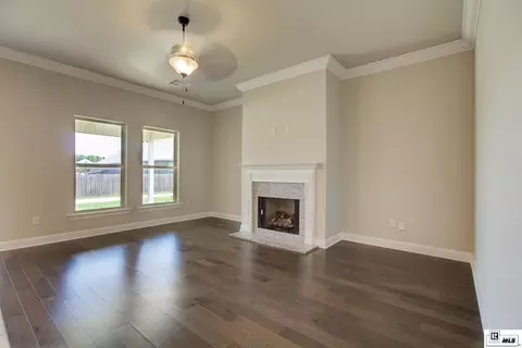Living - 214 Fairhope Dr, Sterlington, LA 71280 photo 2 of 4