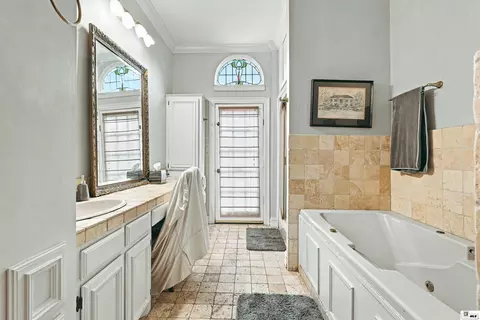 Bath - 1410 Park Ave, Monroe, LA 71201 photo 5 of 8