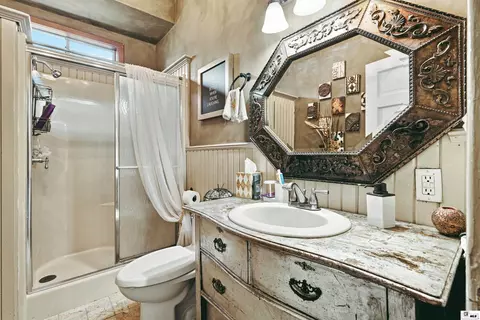 Bath - 1410 Park Ave, Monroe, LA 71201 photo 2 of 8