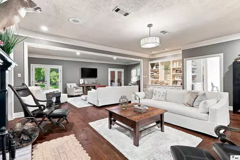 Living - 3267 Deborah Dr, Monroe, LA 71201 photo 2 of 5