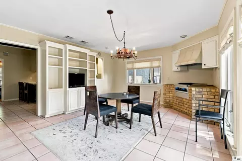 Dining - 2311 Pinehurst Dr, Monroe, LA 71201 photo 2 of 5
