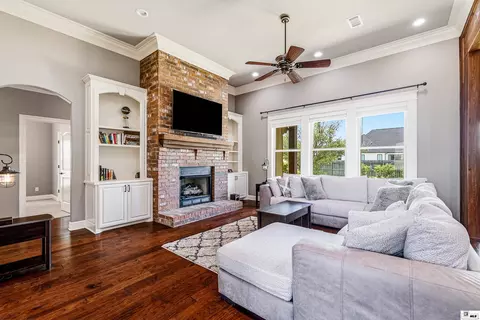 Living - 203 Medalist St, Monroe, LA 71203 photo 1 of 2