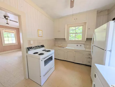 Kitchen - 1366 Pinecrest St, Olla, LA 71465 photo 5 of 5