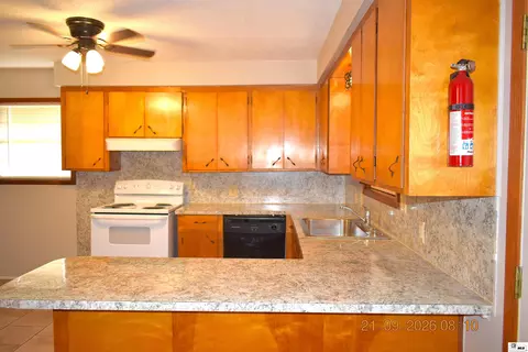 Kitchen - 906 Bridge St, Bastrop, LA 71220 photo 4 of 9