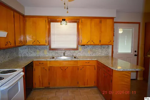 Kitchen - 906 Bridge St, Bastrop, LA 71220 photo 6 of 9