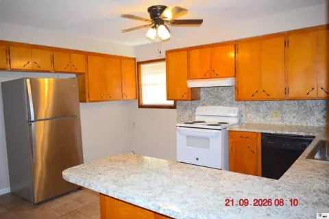 Kitchen - 906 Bridge St, Bastrop, LA 71220 photo 5 of 9