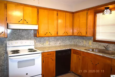 Kitchen - 906 Bridge St, Bastrop, LA 71220 photo 7 of 9