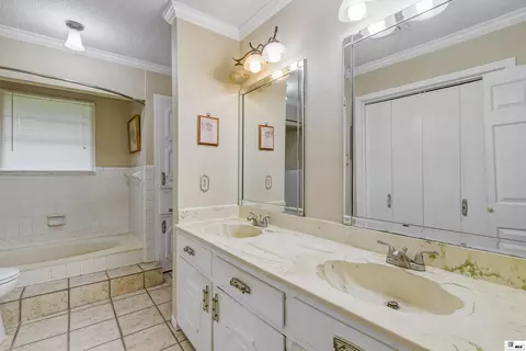 Bath - 1372 Parker Rd, Monroe, LA 71202 photo 1 of 6