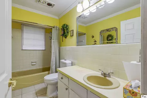 Bath - 1372 Parker Rd, Monroe, LA 71202 photo 4 of 6
