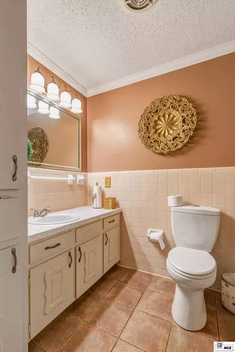 Bath - 1372 Parker Rd, Monroe, LA 71202 photo 3 of 6
