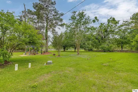Exterior - 1372 Parker Rd, Monroe, LA 71202 photo 6 of 11