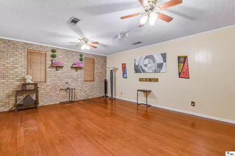 Living - 1372 Parker Rd, Monroe, LA 71202 photo 4 of 5