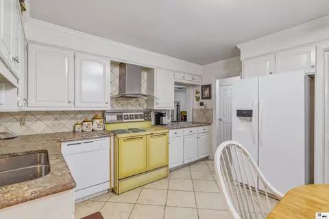 Kitchen - 1372 Parker Rd, Monroe, LA 71202 photo 2 of 3