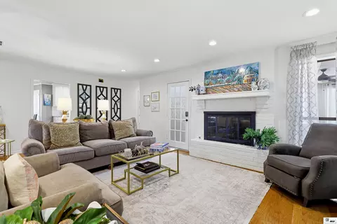 Living - 2504 Bramble Dr, Monroe, LA 71201 photo 2 of 3