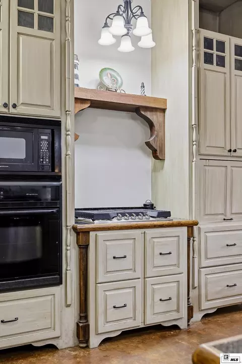 Kitchen - 324 Bunker Ln, Monroe, LA 71203 photo 4 of 5
