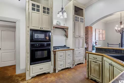 Kitchen - 324 Bunker Ln, Monroe, LA 71203 photo 3 of 5