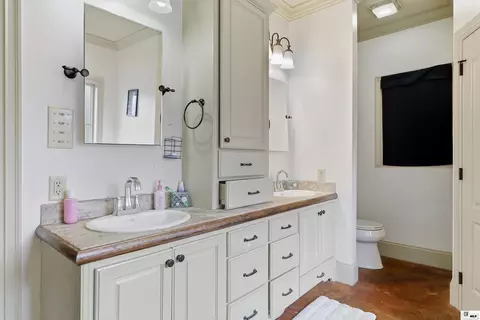 Bath - 324 Bunker Ln, Monroe, LA 71203 photo 2 of 5