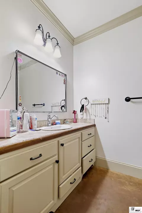 Bath - 324 Bunker Ln, Monroe, LA 71203 photo 4 of 5