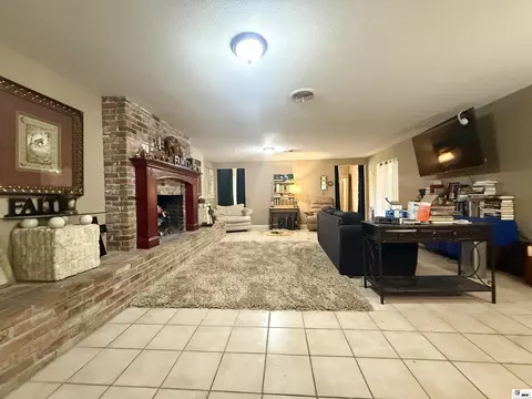 Living - 412 Stevenson Dr, Monroe, LA 71203 photo 2 of 5
