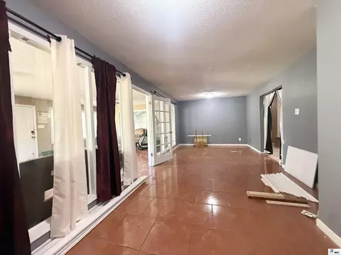 Living - 412 Stevenson Dr, Monroe, LA 71203 photo 4 of 5