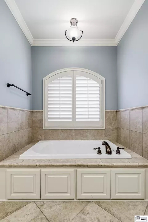 Bath - 1908 Bienville Dr, Monroe, LA 71201 photo 2 of 5
