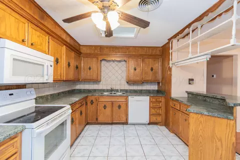 Kitchen - 1221 E Studebaker Avenue Amarillo Tx 79108-5335 Ave, Amarillo, TX 79108 photo 3 of 3