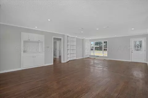 Living - 2404 Juniper Drive Amarillo Tx 79109 Dr, Amarillo, TX 79109 photo 2 of 8