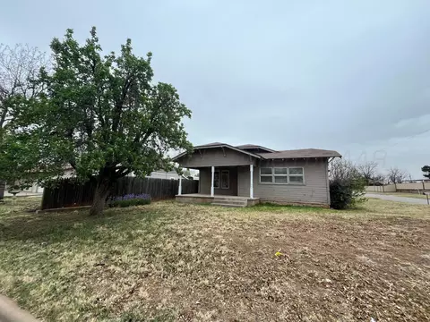 300 NE Avenue E Childress Tx 79201, Childress, TX 79201