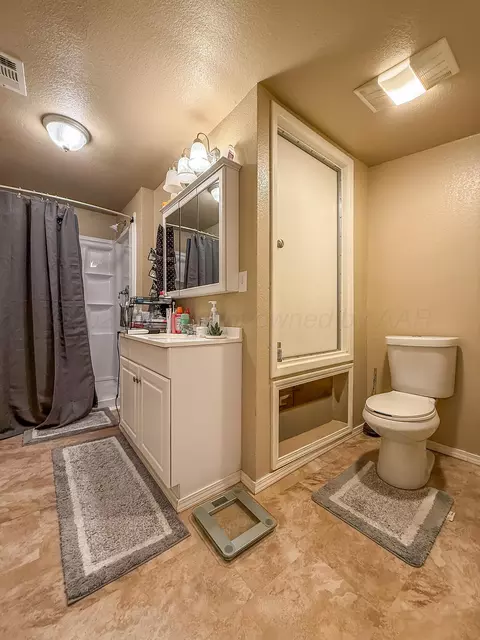 Bath - 505 N Cedar Street Borger Tx 79007 St, Borger, TX 79007 photo 2 of 3