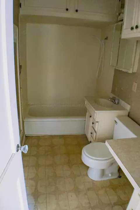 Bath - 206 Maple Street Borger Tx 79007 St, Borger, TX 79007 photo 3 of 3