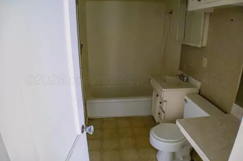Bath - 206 Maple Street Borger Tx 79007 St, Borger, TX 79007 photo 2 of 3