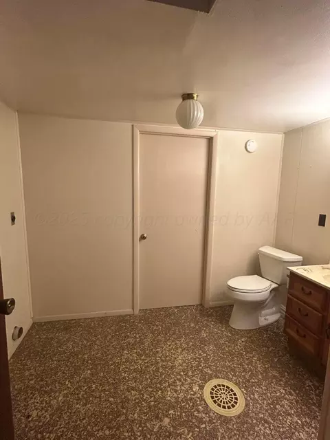 Bath - 102 Willow Street Lipscomb Tx 79056 St, Lipscomb, TX 79056 photo 1 of 2