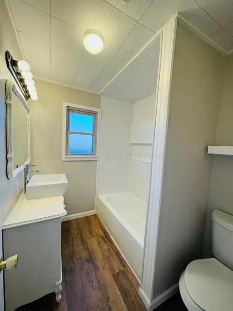 Bath - 1310 Davis Street Borger Tx 79007 St, Borger, TX 79007 photo 3 of 9