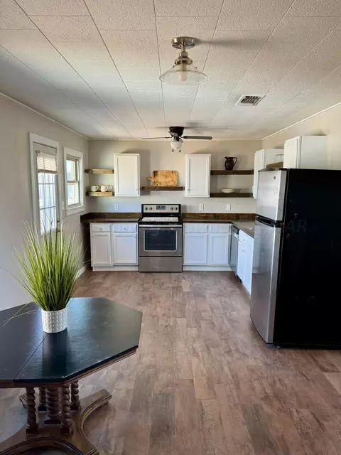 Kitchen - 1310 Davis Street Borger Tx 79007 St, Borger, TX 79007 photo 2 of 8