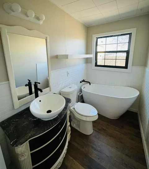 Bath - 1310 Davis Street Borger Tx 79007 St, Borger, TX 79007 photo 1 of 9