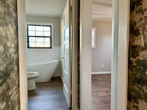 Bath - 1310 Davis Street Borger Tx 79007 St, Borger, TX 79007 photo 7 of 9