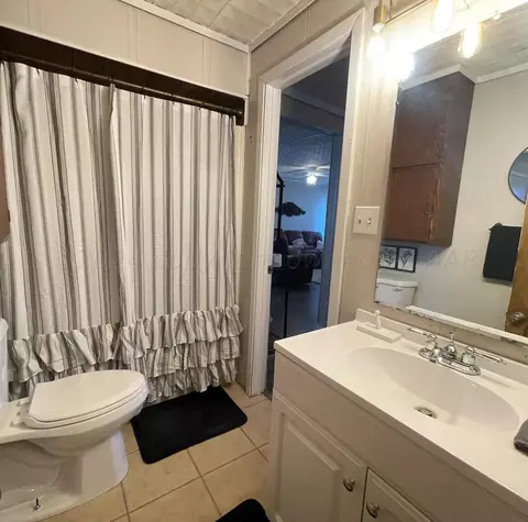 Bath - 1310 Davis Street Borger Tx 79007 St, Borger, TX 79007 photo 8 of 9