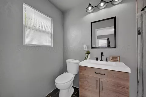 Bath - 504 E 5th Street Sunray Tx 79086-2506 St, Sunray, TX 79086 photo 2 of 2