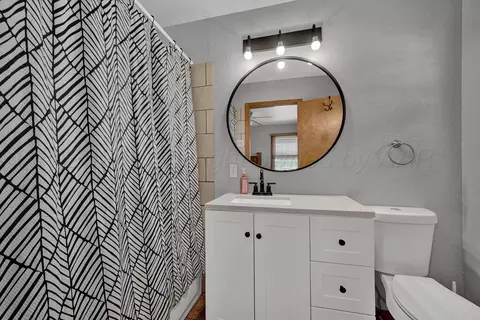 Bath - 504 E 5th Street Sunray Tx 79086-2506 St, Sunray, TX 79086 photo 1 of 2