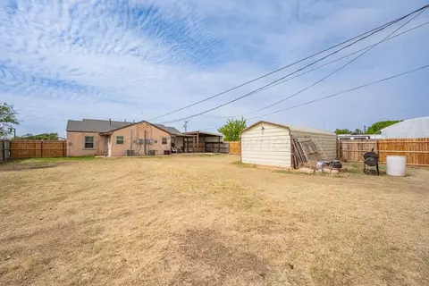 Exterior - 504 E 5th Street Sunray Tx 79086-2506 St, Sunray, TX 79086 photo 4 of 5