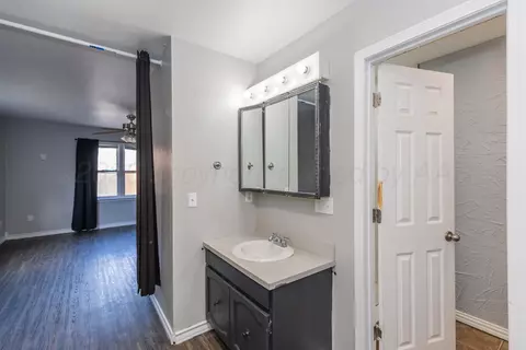 Bath - 4110 S Lipscomb Street Amarillo Tx 79110-1221 St, Amarillo, TX 79110 photo 5 of 5