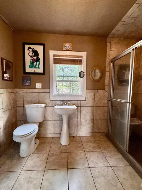 Bath - 701 Brain Street Borger Tx 79007 St, Borger, TX 79007 photo 2 of 2
